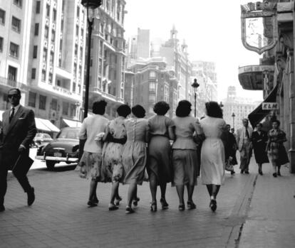Señoritas por la Gran Vía, Madrid, ca. 1959.