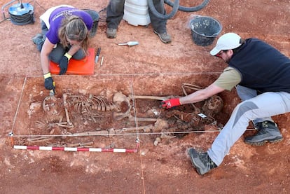 Exhumación de cadáveres de la Guerra Civil en una cuneta cerca de La Riba de Escalote (Soria), el pasado 27 de septiembre.