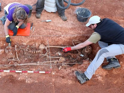 Exhumación de cadáveres de la Guerra Civil en una cuneta cerca de Riva de Escalote (Soria).
