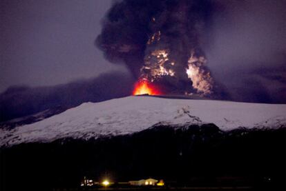 Imagen del volcán islandés Eyjafjalla de la noche de ayer, en la que se ve que sigue en erupción y despidiendo lava.