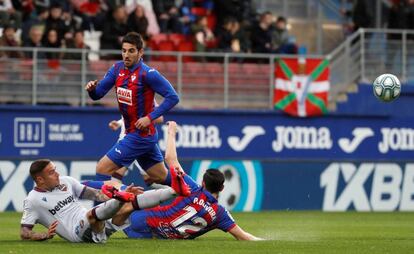 Oliveira (d) y Roger (i), en una acción del partido.