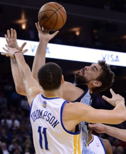 Marc Gasol disputa el balón con Klay Thompson.