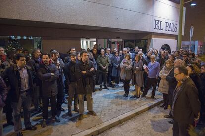 Trabajadores de El País guardan un minuto de silencio en solidaridad con el semanario francés 'Charlie Hebdo' en la puerta de la redacción en Madrid.