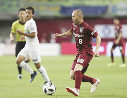 Andrés Iniesta (centro), jugador del Vissel Kobe, se hace con el control del balón durante el partido frente a Shonan Bellmare.