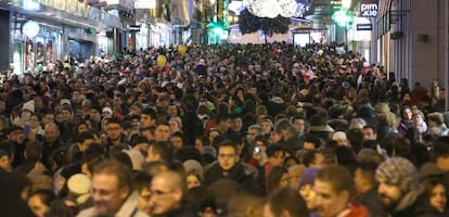 La calle Preciados de Madrid, una de las calles más comerciales de la capital, durante la Navidad pasada