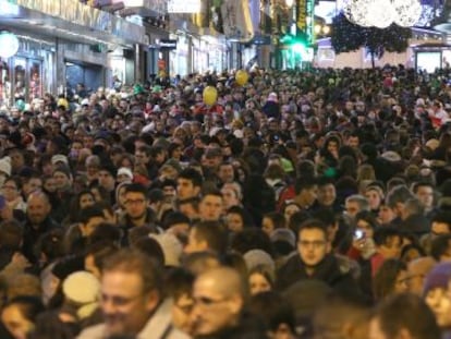 La calle Preciados de Madrid, una de las calles más comerciales de la capital, durante la Navidad pasada
