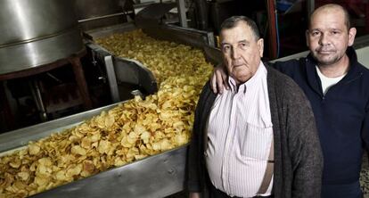 Lorenzo Duato, propietario de Papas Duso, junto a su hijo Carlos, en la zona de producci&oacute;n de sus patatas fritas.