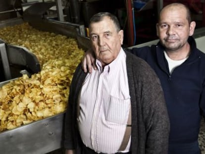 Lorenzo Duato, propietario de Papas Duso, junto a su hijo Carlos, en la zona de producci&oacute;n de sus patatas fritas.