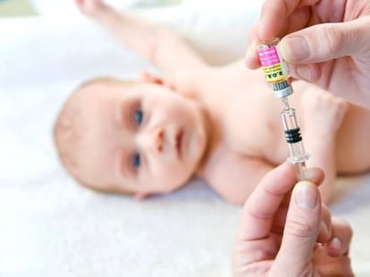 Un sanitario vacuna a un bebé