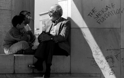 El poeta Ángel González conversa con dos niños el 15 de marzo de 1997.