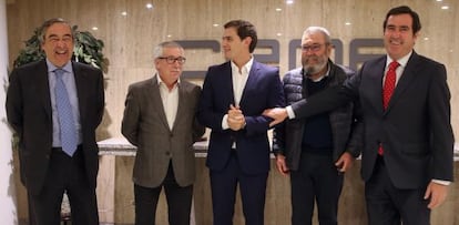 Juan Rosell, Fern&aacute;ndez Toxo, Albert Rivera, C&aacute;ndido M&eacute;ndez y Antonio Garamendi, durante una reuni&oacute;n.