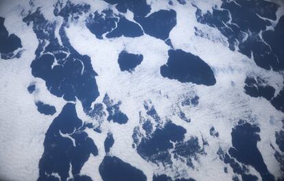 Vista de la costa oeste de la Antártida fotografiada desde la ventana de un avión de la NASA durante la Operación IceBridge, el 28 de octubre.