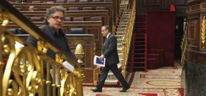 El ministro de Trabajo, Celestino Corbacho, se dirige a su escaño, ayer en el Congreso.