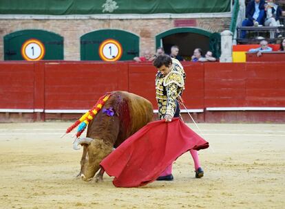 Álvaro Burdiel en un muletazo al tercero de la tarde.