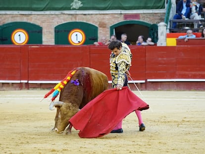 Álvaro Burdiel en un muletazo al tercero de la tarde.