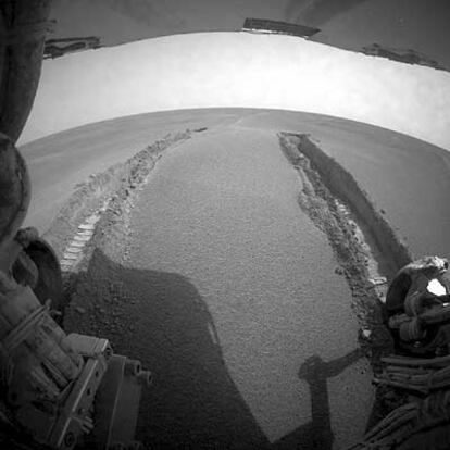 Rodadas del <i>Opportunity</i> en Marte tras salir de la arena donde se atascó.