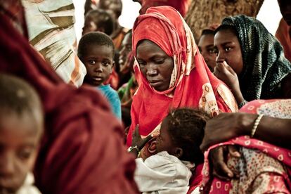 Un grupo de personas reunidas en la comunidad de Natriguel. Debido a la falta de lluvia y al aumento del precio de los alimentos, las personas que habitan en el Sahel mauritano se encuentran en riesgo de inseguridad alimentaria.