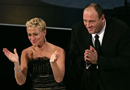 Edie Falco y James Gandolfini, protagonistas de <i>Los Soprano,</i> en la entrega de los Premios Emmy 2004.