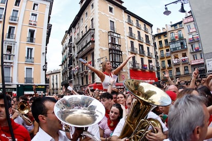 Miles de personas en buen ambiente han participado este jueves en el Riau-Riau popular, acompañados por la banda de música La Pamplonesa.