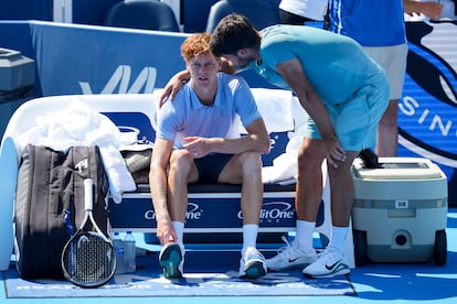 Jannik Sinner habla con Carlos Alcaraz tras la retirada de este en el Lindner Family Tennis Center.