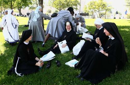 Un grupo de monjas espera la llegada del Papa para la canonización del fraile mallorquín Junípero Serra en la Universidad Católica de Washington (EE UU).