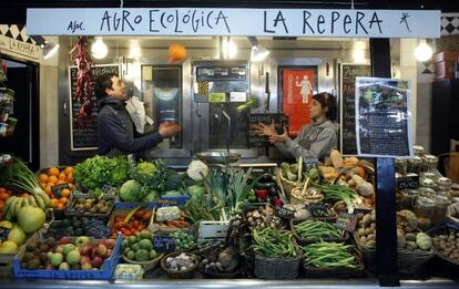 Esther y Xaime regentan la frutería La Repera, en el mercado de San Fernando de Lavapiés. Venden productos en los que no se ha utilizado ningún producto químico que dañe el medio ambiente.  También venden legumbres, semillas y frutos secos a granel, algas, setas y conservas.