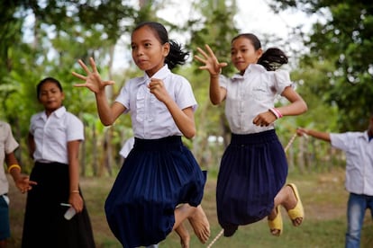Sokhat, de 13 años, juega con otras chicas a la salida del cole en las afueras de Siem Reap, en Camboya.