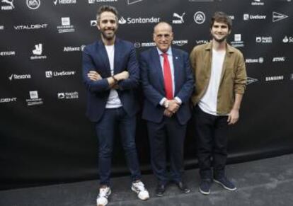 Javier Tebas (centro) posa con Lucas Vidal (derecha), creador del himno de LaLiga.