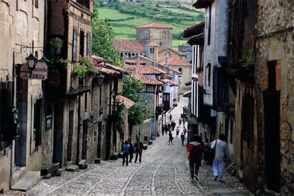 En Santillana del Mar (en la fotografía), el hotel  Casa del Marqués ofrece un programa antiestrés de tres noches y tratamiento termal por 280 euros por persona.