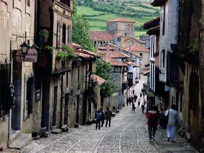 En Santillana del Mar (en la fotografía), el hotel  Casa del Marqués ofrece un programa antiestrés de tres noches y tratamiento termal por 280 euros por persona.