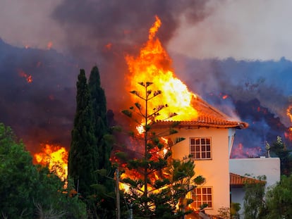 A house burns due to lava from the eruption of a volcano in the Cumbre Vieja national park at Los Llanos de Aridane, on the Canary Island of La Palma, September 20, 2021. REUTERS/Borja Suarez