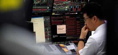 Un corredor de bolsa trabaja en las oficinas del KEB Hana Bank de Se&uacute;l (Corea del Sur).