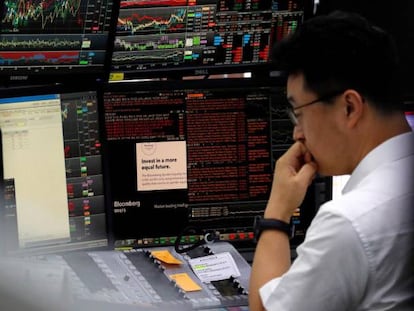 Un corredor de bolsa trabaja en las oficinas del KEB Hana Bank de Se&uacute;l (Corea del Sur).