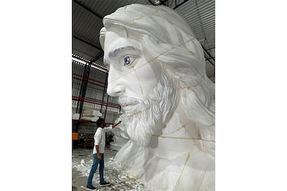 Ranilson Viana durante la elaboración de su escultura de un Cristo con más de 33 metros de altura.