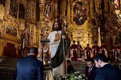 La primera parada de la gira fue la Catedral Metropolitana de la Ciudad de México, donde permaneció hasta el 31 de julio. 