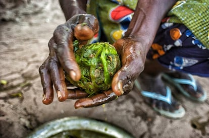 Las bolas que Koney hace con los tallos de las cebollas son fáciles de conservar y son muy utilizadas como condimento para cocinar en la estación seca. Así que, una vez secas, se dirige al mercado de su ciudad, Basse Santa Su, a vender tanto las cebollas como los tallos convertidos en bolas.

