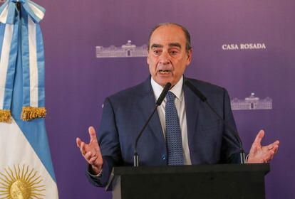 Guillermo Francos habla durante una rueda de prensa en la Casa Rosada, este martes en Buenos Aires (Argentina).