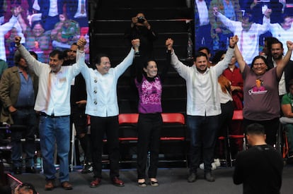 Gerardo Noroña, Mario Delgado, Claudia Sheinbaum, Sebastián Ramírez y Citlalli Hernández, en el encuentro con los militantes de Morena, en noviembre de 2023. 