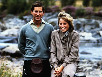 Carlos y Diana de Inglaterra, en una imagen oficial de su luna de miel.