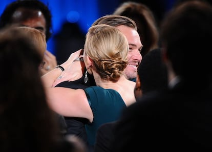 Kate Winslet abraça Leonardo DiCaprio durante os prêmios SAG.