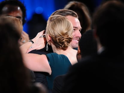 Kate Winslet abraça Leonardo DiCaprio durante os prêmios SAG.