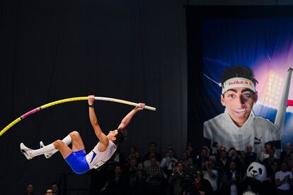 Duplantis durante su ejercicio de salto con pértiga del 9 de febrero en los Juegos de Invierno.