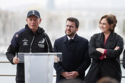 El director general del Emirates Team New Zealand, Grant Dalton, el expresidente de la Generalitat, Pere Aragonès, y la exalcaldesa de Barcelona, Ada Colau, durante la presentación de la Copa del América en marzo de 2022.