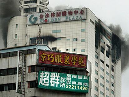 Un helicóptero de rescate llega al rascacielos en llamas de Taichung.