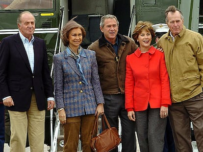 Don Juan Carlos, doña Sofía, George W. Bush, su esposa, Laura, y el ex presidente George Bush, en Crawford.
