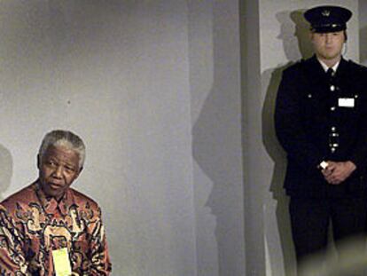 Nelson Mandela, durante su visita a la cárcel donde se encuentra recluido el agente libio del caso Lockerbie. PLANO GENERAL - ESCENA