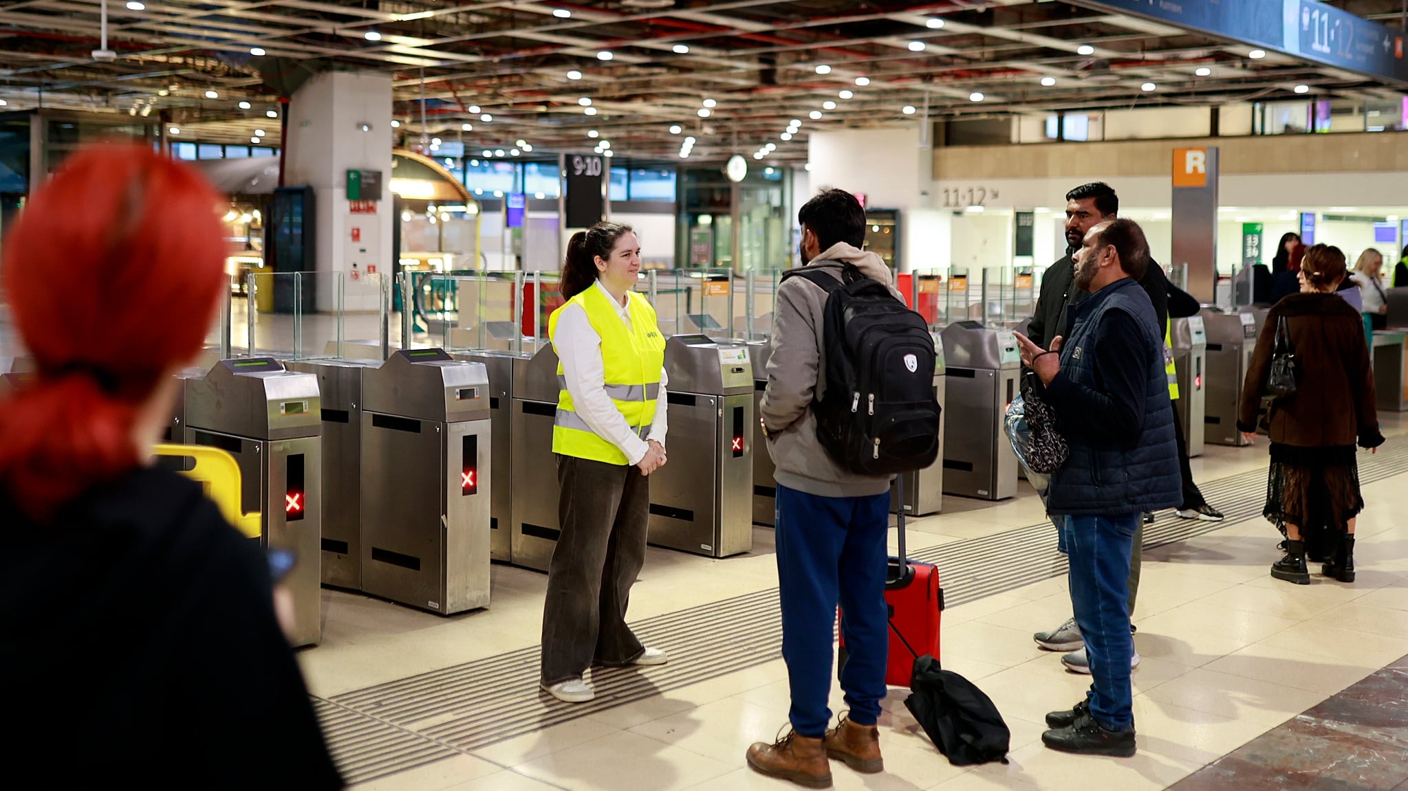 Viajeros en la estación de Sants de Barcelona, sin servicio por segundo día consecutivo tras el accidente mortal de Gelida.