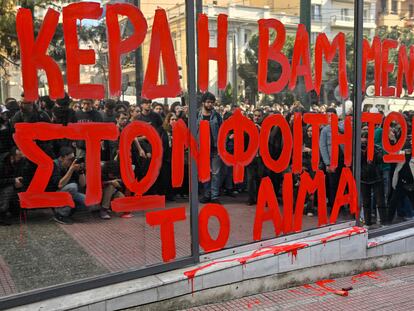 Manifestantes, el 3 de marzo, ante las oficinas generales de la compañía de trenes griega Hellenic Train: "Beneficios manchados de sangre de estudiantes", dice la pintada.