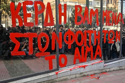 Manifestantes, el 3 de marzo, ante las oficinas generales de la compañía de trenes griega Hellenic Train: "Beneficios manchados de sangre de estudiantes", dice la pintada.
