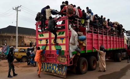 Un camión cargado de pastores procedente de los estados de Zamfara y Kano es detenido antes de llegar a Lagos la semana pasada.